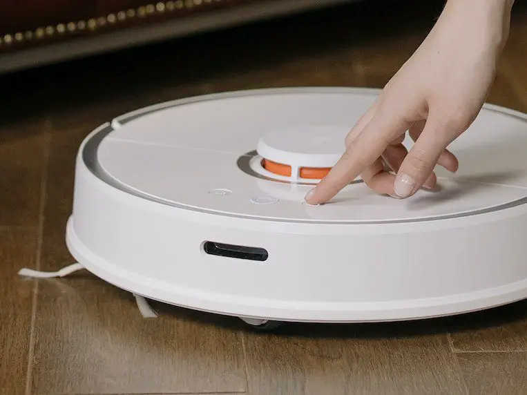robot vacuum for high-pile carpets